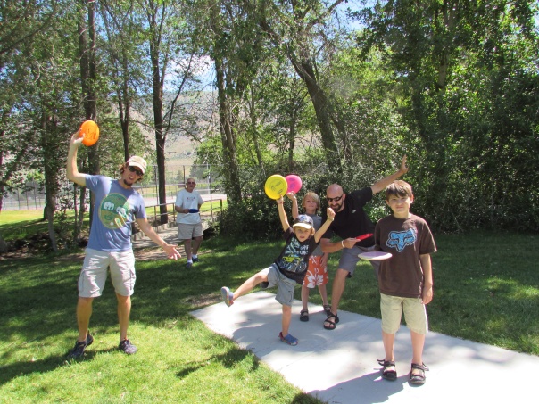 A game of frisbee golf